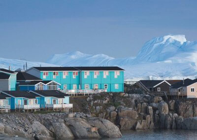 Hotel mit Eisberge im Hintergrund - Hotel Icefiord, Groenland