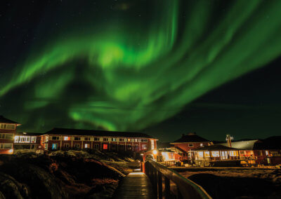 Hotel Arctic Groenland von außen mit Nordlicht