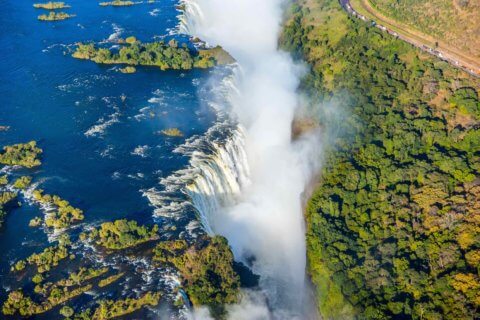 Blick von oben auf die Victoria Fälle und den Zambezi