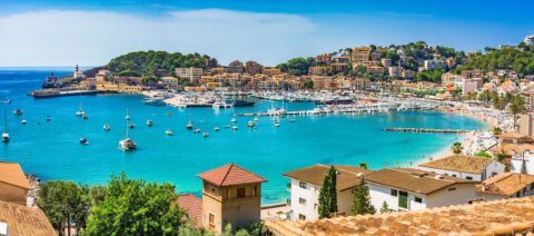 Türkises Wasser der spanischen Mittelmeer Küste in der Bucht von Port de Soller Mallorca