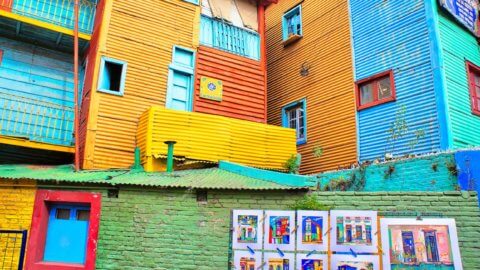 Bunte Fassaden im El Caminito Virtel in Buenos Aires, Argentinien