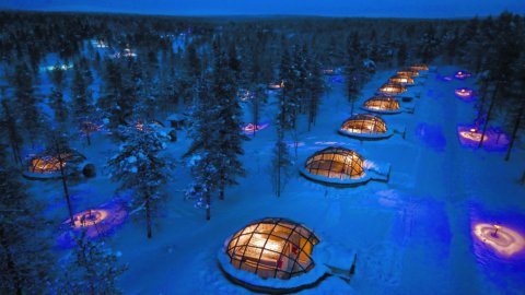 Glasiglus Luftansicht im Kakslauttanen Arctic Resort, Lappland, Finnland