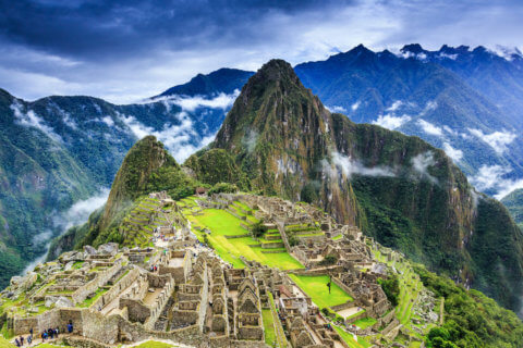 Machu Picchu in Peru mit den wolkenbedeckten Anden im Hintergrund