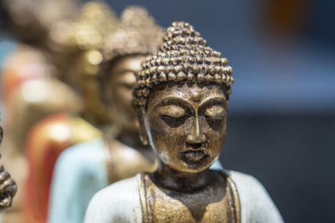 Buddhafiguren hintereinander aufgereiht