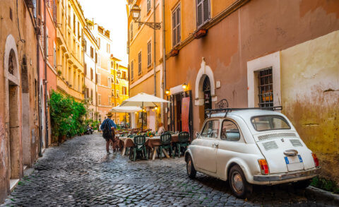 Kleine süße Gasse in Italien