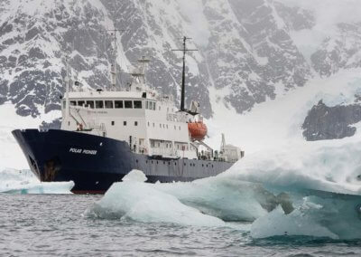 MS Polar Pioneer vor Eisbergen