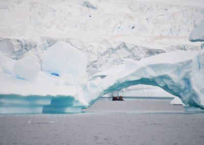 Zodiac-Fahrt um Cuverville Island mit Blick auf Eisbrücke