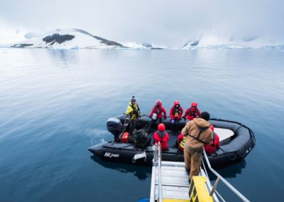 Die Reisenden mit Zodiac-Schlauchboot landen auf Danco Island an