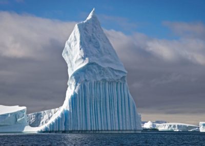 Eine bizarre Eisbergformation in der Antarktis