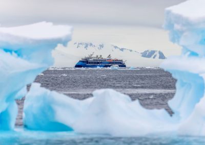 MS Ocean Victory fährt durch den Antarktischen Sund