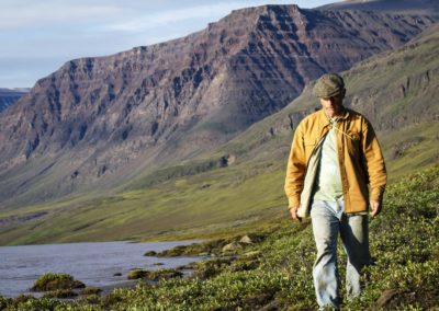 Wandern auf Diskoinsel mit Vulkanklippen im Hintergrund