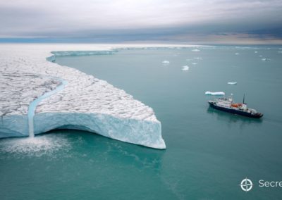 MS Polar Pioneer auf Expeditionsreise nahe Polarkappe