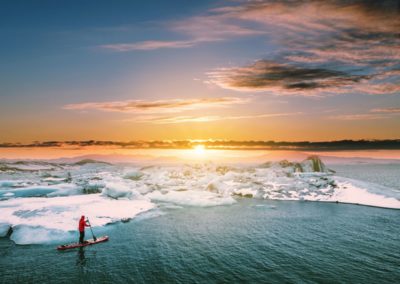 Stand-up-Paddling in der Antarktis bei Sonnenuntergang