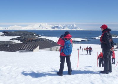 Base W auf Detaille Island fotografieren, mit schneebedeckten Bergen im Hintergrund, Antarktis