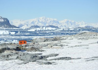 Eisberge, schneebedeckten Berge und Südpolarmeer, Landschaft von Petermann Island, Antarktis