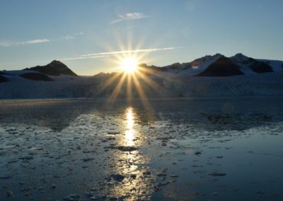 Arktische Landschaft bei Sonnenuntergang