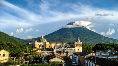 Stadt Antigua in Guatemala mit Vulkan im Hintergrund