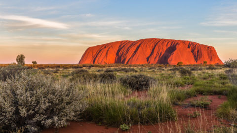 Uluru in Australien getaucht in schönes Licht vom Sonnenuntergang