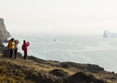 Wanderer fotografieren Eisinsel in der Arktis