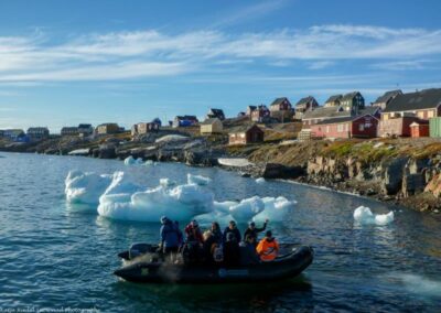 Zodiac-Ausfahrt zwischen den Eisbergen entlang des Siedlungsufer