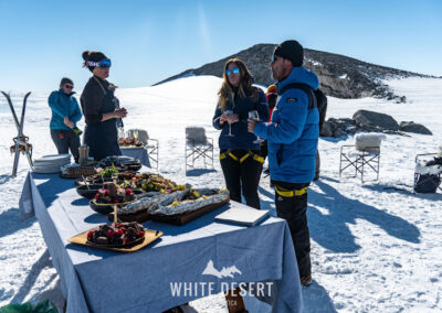 Champagner-Picknick auf dem Eis