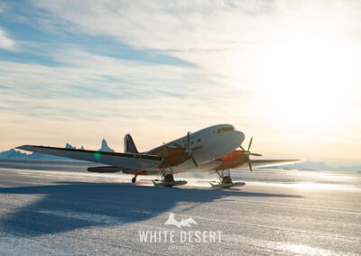 Spezialflugzeug mit Skiern