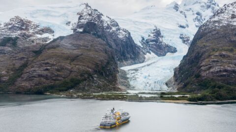 MS Ultramarine vor Gletscher, Fjord