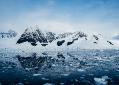 Schneebedeckte Berglandschaft bei Paradise Harbour