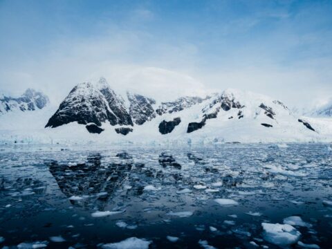 Schneebedeckte Berglandschaft bei Paradise Harbour