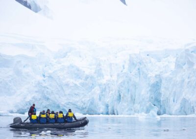 Mit dem Zodiac vor einer Eiswand