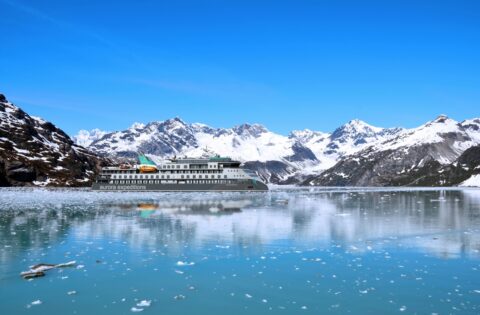 MS Douglas Mawson in der Polarlandschaft