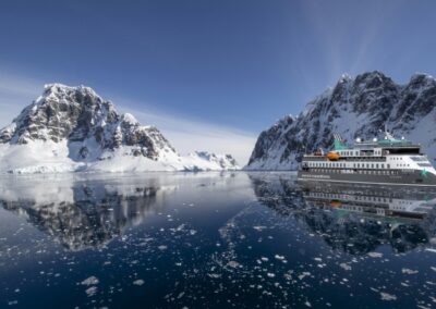 Aussenansicht der MS Douglas Mawson im Eis