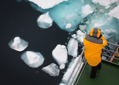 Person fotografiert Eisschorlen in der Artik