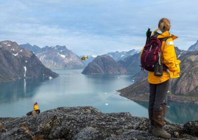 Frau auf Berg in Grönland