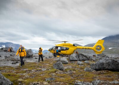 Helikopter gelandet auf Grönland, zwei Personen