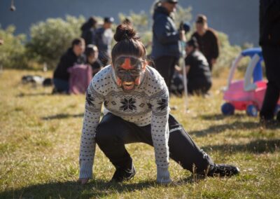 Inuit-Frau bei einem Tanz