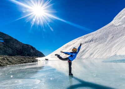 Schlittschuhfahrer auf Eisfläche in der Antarktis