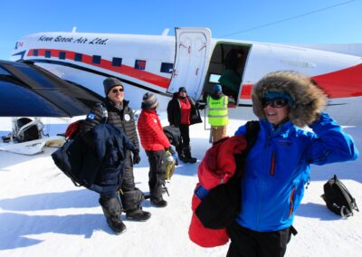 Gäste steigen in Flugzeug im Schnee