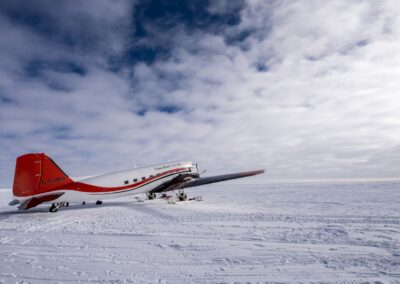 Flugzeug auf Schnee