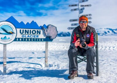 Mann am Bild vom Union Glacier Camp