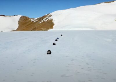 Schwarze SUVs auf Expedition in der Antarktis