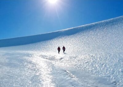 2 Personen wandern auf dem Eis am Südpol